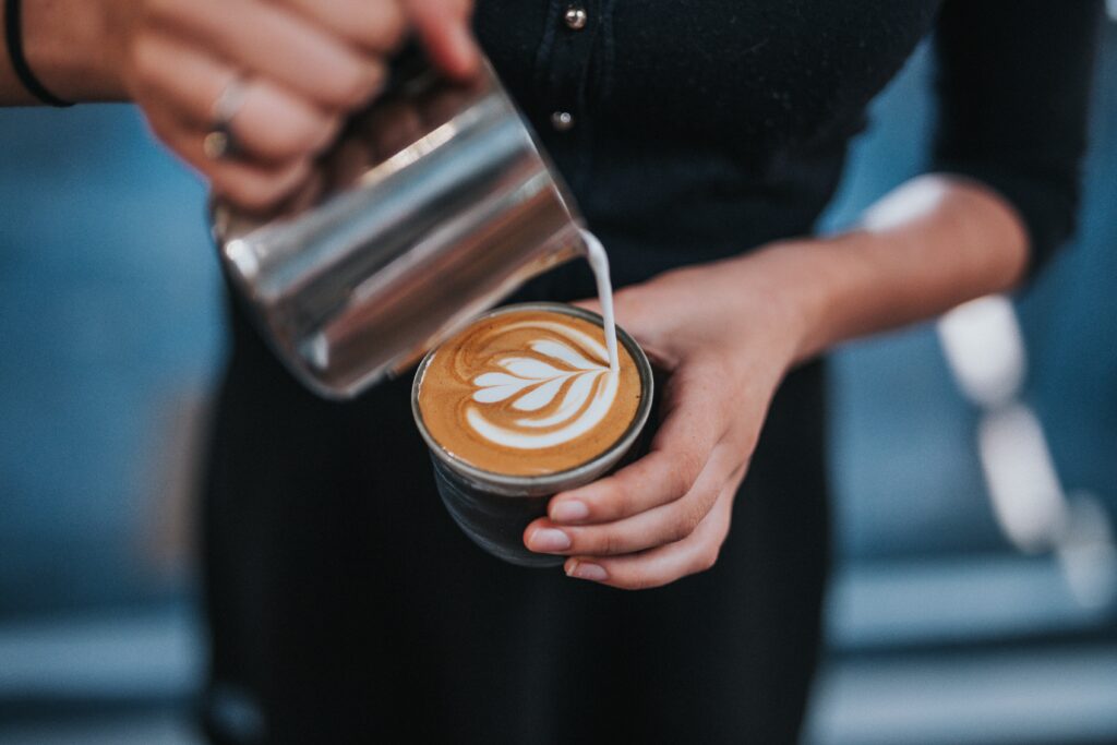 Un vrai latte art en train d'être effectué par un barista