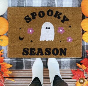 paillasson d'Halloween vu de haut avec le texte Spooky Season, un fantôme et des fleurs