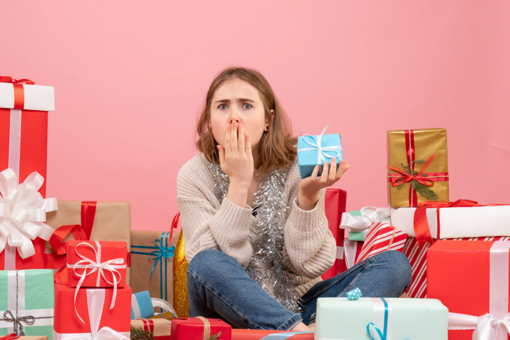 Jeune fille qui découvre un cadeau DIY raté.