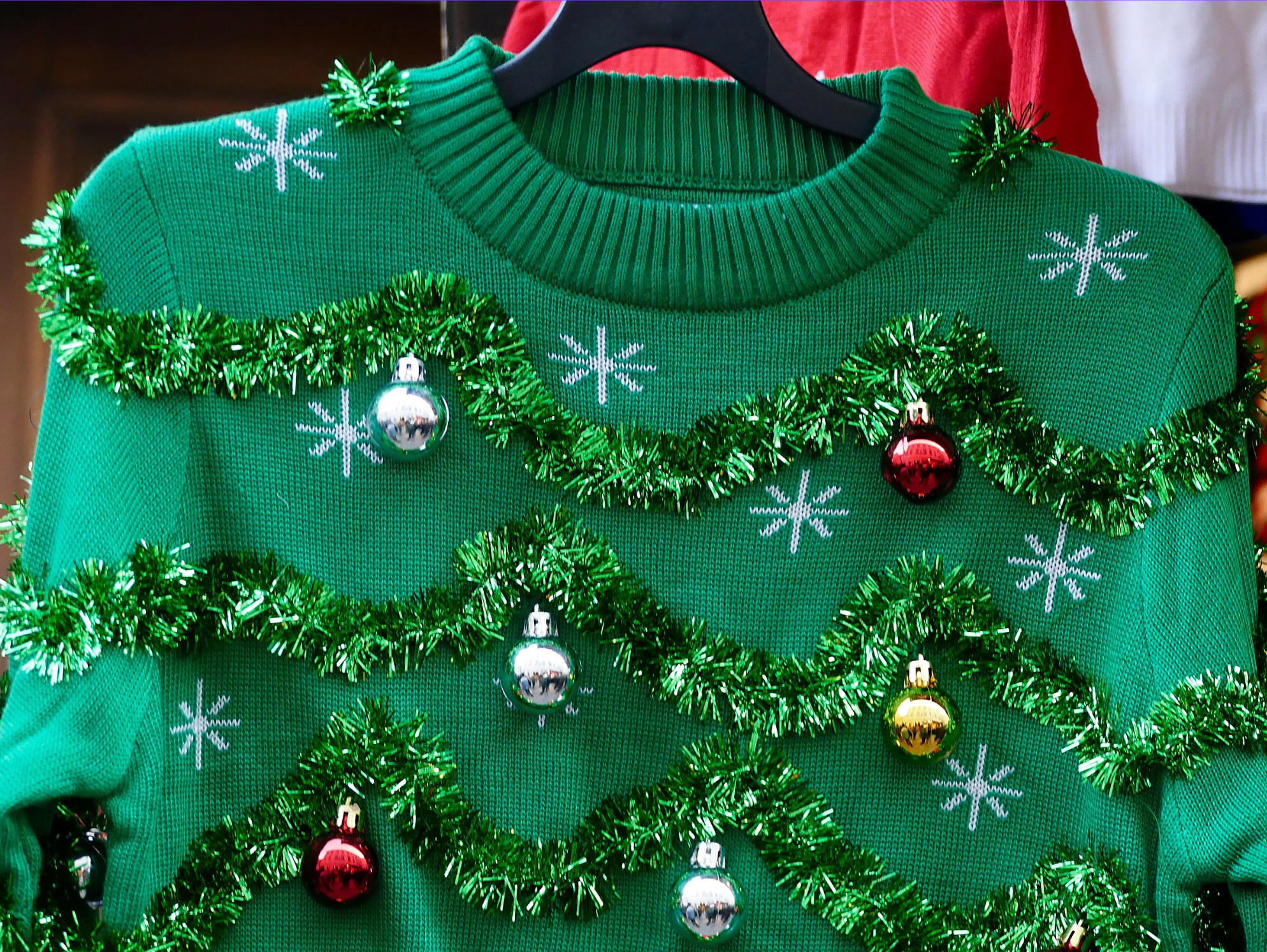 5 façons de transformer un pull banal en pull moche de Noël