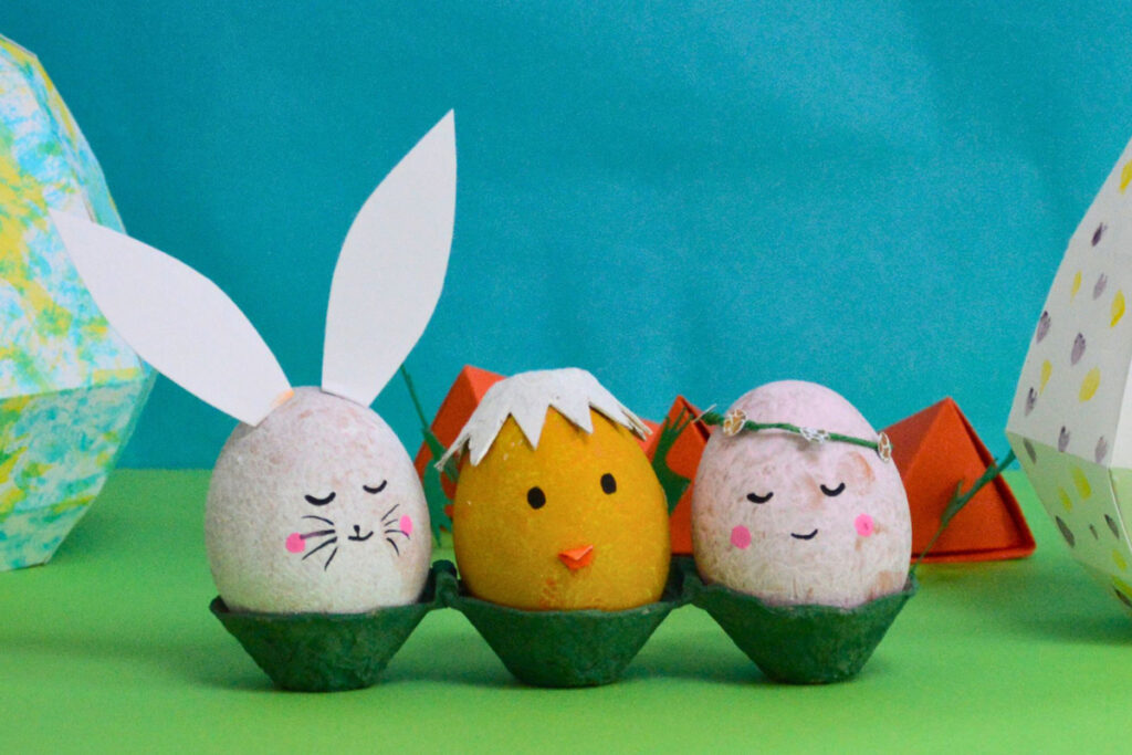 Trois oeufs peints et décorés pour les fêtes de Pâques en lapin et poussin