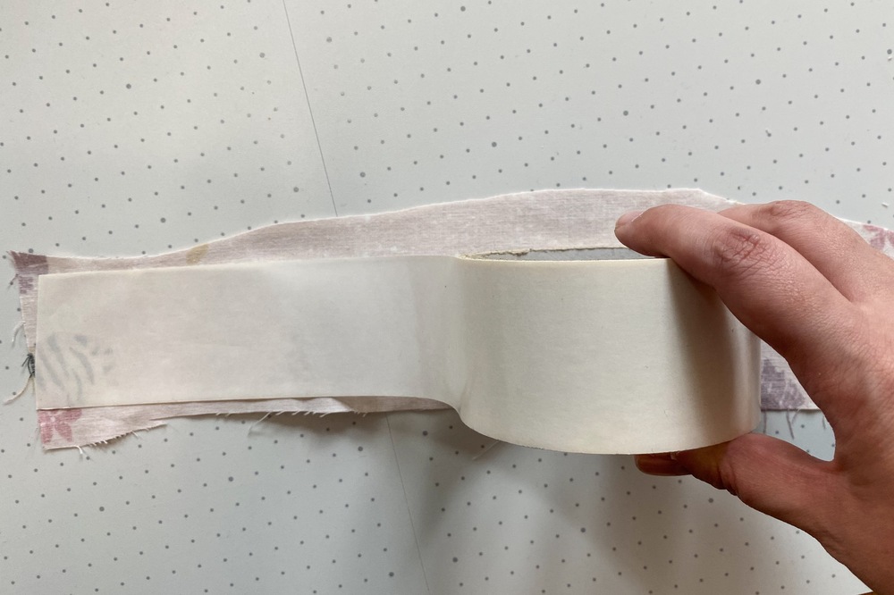 Fabrication de fabric tape en collant de l'adhésif derrière un tissu