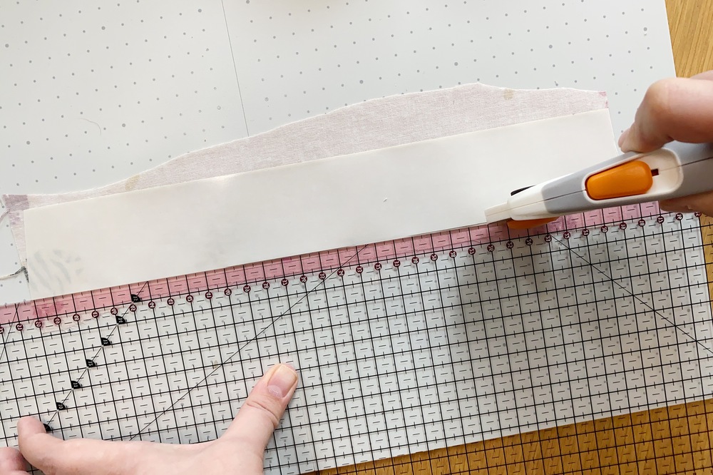 Fabrication de fabric tape en découpant des bandes avec un cutter rotatif