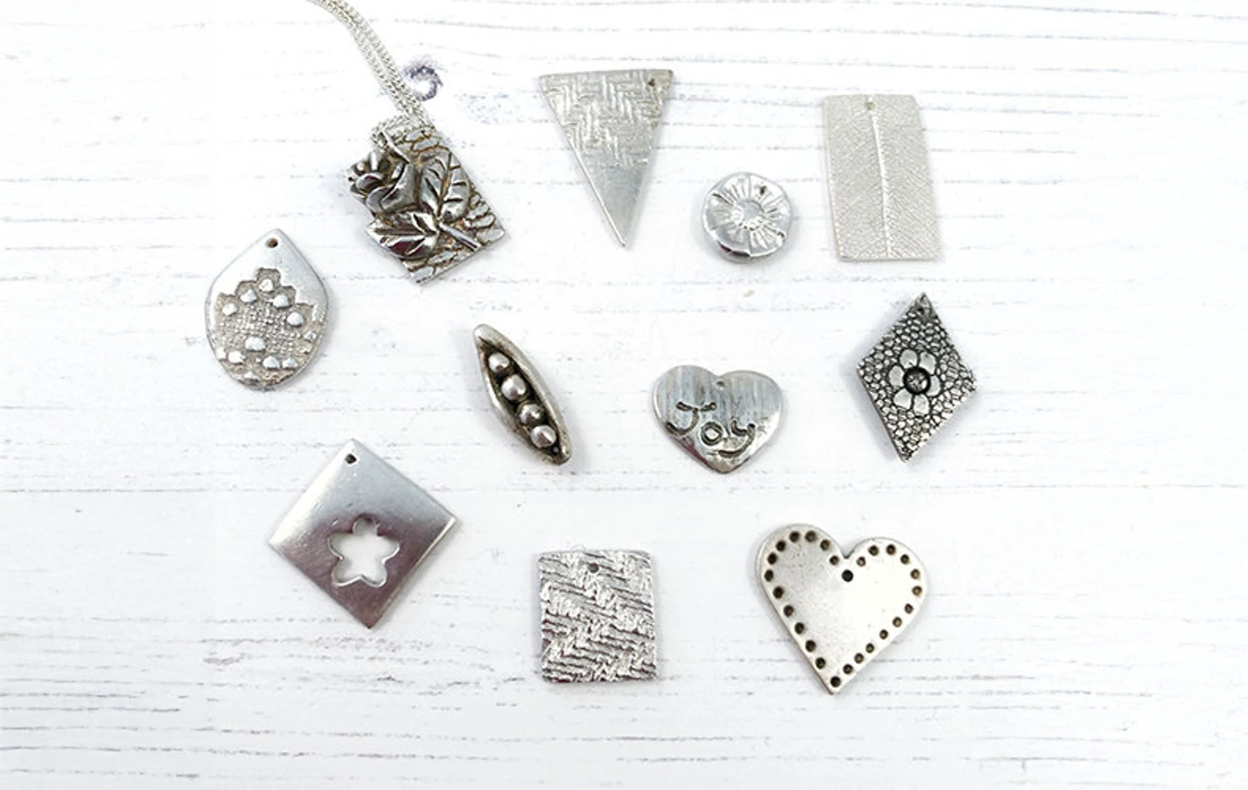 Bijoux créés en pate d'argent