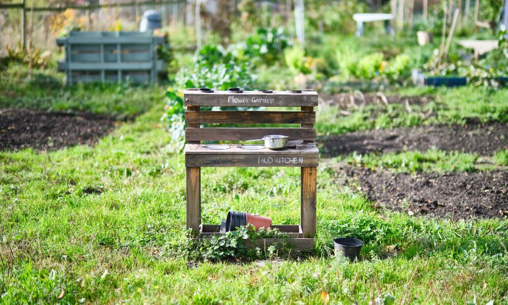 Fabriquer une Mud kitchen DIY, la dinette version outdoor (et crado)